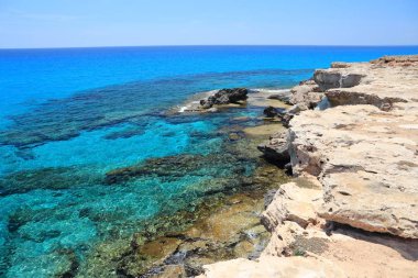 Kıbrıs'ta Cape Greco, masmavi deniz keyifli manzara.
