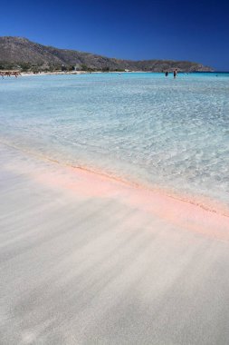 Yunanistan Crete adasının plaj manzara. Ünlü Elafonisi (veya Elafonissi pembe kumlu plaj).