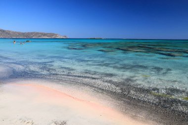 Yunanistan Crete adasının plaj manzara. Ünlü Elafonisi (veya Elafonissi pembe kumlu plaj).