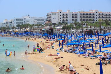 Protaras, Kıbrıs - 17 Nisan 2014: İnsanlar rahatlamak sunrise Beach deki protaras, Kıbrıs. Turizm ile 2.4 milyon yıllık gelenler (2011 Kıbrıs bütçesinin yaklaşık yüzde 10 yapar).