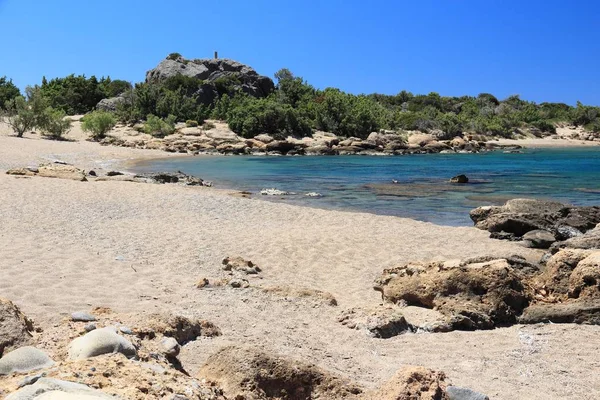 ギリシャのクレタ島の海岸の島です パレオホーラ としてまた知られている Palaiochora のビーチ — ストック写真