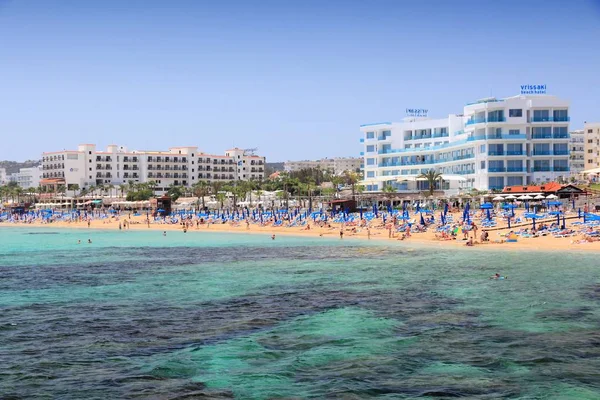 Protaras Cypern Den Maj 2014 Människor Koppla Sunrise Beach Protaras — Stockfoto