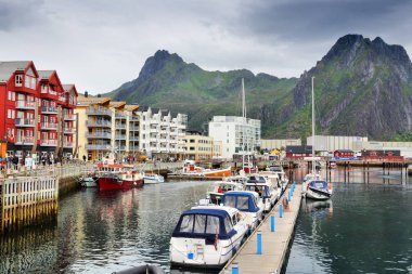Svolvaer, Norveç - 26 Temmuz 2015: İnsanlar Svolvaer balıkçı kasabası Lofoten Adaları, Norveç ziyaret edin. Yabancı turistlerin bazı 5 milyon gece konaklamalar Norveç'te 2013 yılında geçirdi..