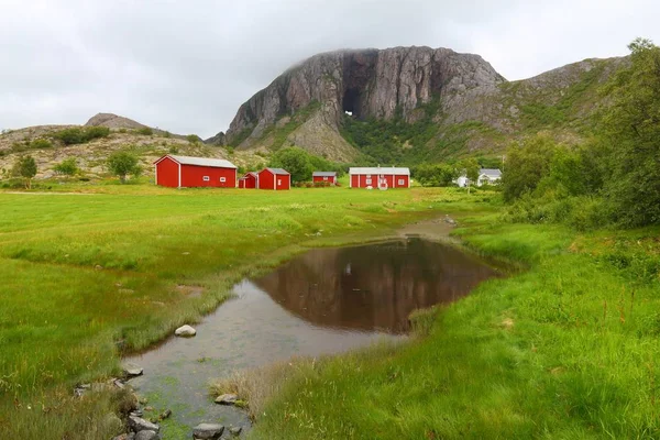 Norveç Manzara Granit Kaya Doğal Mağaraya Bakın Bronnoy Belediyesi Nordland — Stok fotoğraf