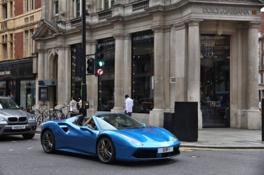 Londra, İngiltere - 9 Temmuz 2016: Adam Londra'da Sloane Street bir Ferrari kullanır. Sloane Street Royal Borough Kensington ve Chelsea bulunur ve onun Lüks Marka mağazalar için bilinen.