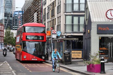Londra, İngiltere - 9 Temmuz 2016: İnsanlar Londra şehir yeni kentsel otobüs yolculuğu. Hibrid dizel elektrik otobüs yeni, modern, bir ikonik Çift katlı alçak taban sürümüdür.