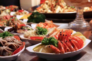 Tayvan gece gıda pazarı - Raohe gece pazarı Taipei. Deniz ürünleri tabak karides, ahtapot ve balık.