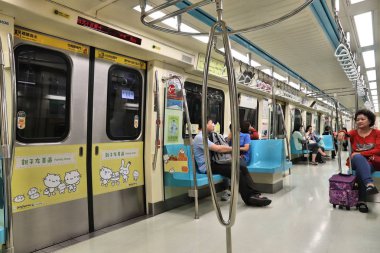 TAIPEI, TAIWAN - 4 Aralık 2018: insanlar Taipei 'de metroya biniyor. Taipei Mass Rapid Transit (MRT), Taipei Metro olarak markalaştırıldı ve yıllık 746 milyon turla hizmet veriyor..