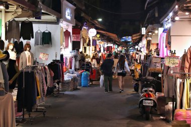 TAIPEI, TAIWAN - 4 Aralık 2018: İnsanlar Taipei 'deki Wufenpu moda toptan alışveriş pazarını ziyaret ediyor. Bölgede 1000 'den fazla giyim mağazası var..