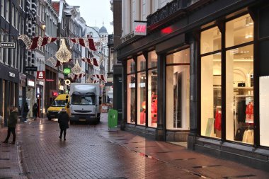 Amsterdam, Hollanda - 6 Aralık 2018: İnsanlar Kalverstraat Amsterdam, Hollanda, moda mağazaları ziyaret edin. Amsterdam Hollanda sermaye şehir olduğunu.
