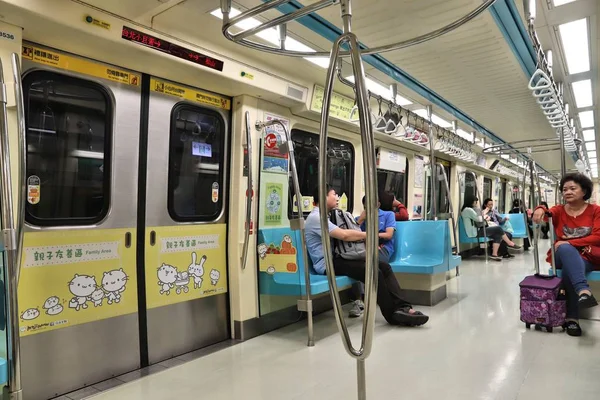 Taipei Taiwan Diciembre 2018 Gente Monta Tren Metro Taipei Taipei — Foto de Stock