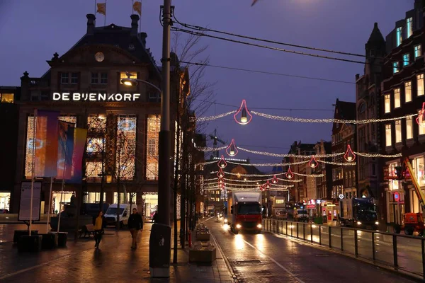 Amsterdam Niderlandy Grudzień 2018 Świąteczne Dekoracje Ulicy Damrak Amsterdamie Holandia — Zdjęcie stockowe