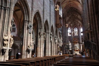 NUREMBERG, GERMANY - 8 Mayıs 2018: İnsanlar Nuremberg 'deki St. Lorenz Kirche' yi (Saint Lawrence Kilisesi) ziyaret eder. Gotik yapı Bavyera 'daki Evanjelik Luteryan Kilisesi' ne ait..