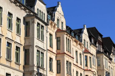 Chemnitz şehir - Almanya'da konut mimarisinin cadde görünümü. Kassberg bölgesinin apartman binaları.