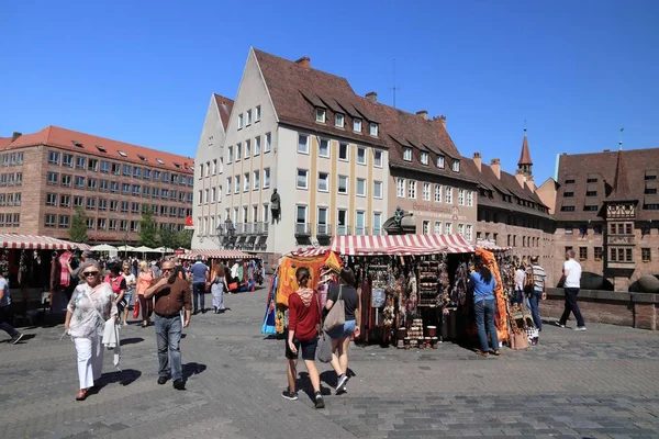 Nuremberg Alemanha Maio 2018 Pessoas Visitam Museumsbrucke Ponte Dos Museus — Fotografia de Stock