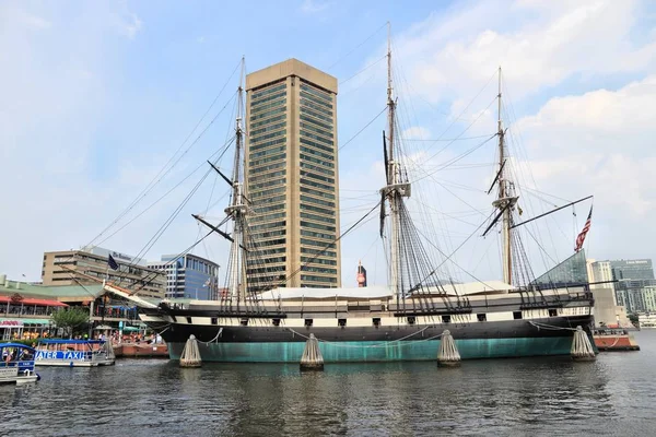 Baltimore, Amerika Birleşik Devletleri - 12 Haziran 2013: Uss takımyıldızı savaş gemisi Inner Harbor, Baltimore. Inner Harbor bir tarihi liman ve modern turistik Baltimore, Maryland devlet en büyük şehirde olduğunu.