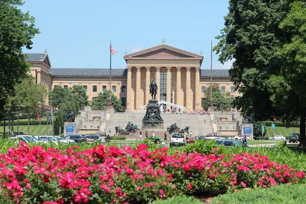 2013年6月12日 人们参观费城艺术博物馆 2012年 费城是美国第五人口最多的城市 554 607名公民 — 图库照片