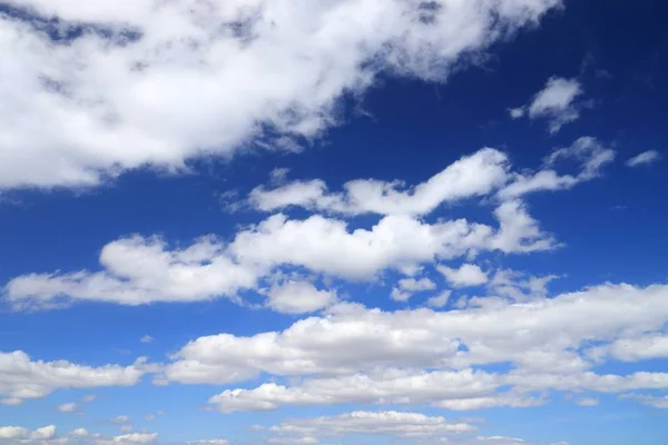 Nubes Blancas Esponjosas Cielo Azul Fondo Idílico Abstracto — Foto de Stock