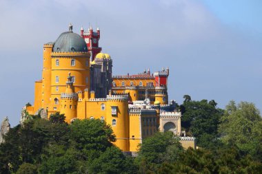 Sintra, Portekiz 'deki Pena Sarayı. Romantizm mimarisi.