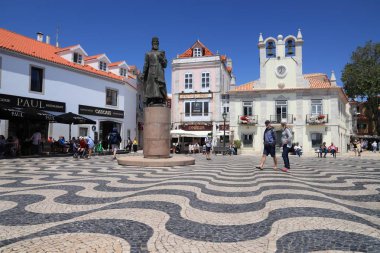 CASCAIS, PORTUGAL - 21 Mayıs 2018: Turistler Cascais şehir merkezini ziyaret etti. Portekiz 'in 2017 yılında 12,7 milyon yabancı ziyaretçisi oldu..