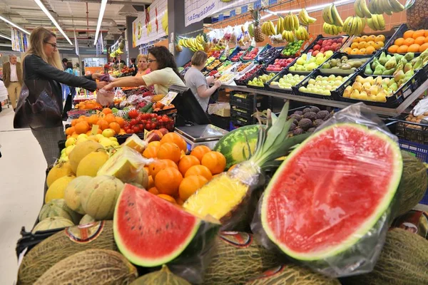 Porto Portugal Maio 2018 Pessoas Fazem Compras Num Stand Fruta — Fotografia de Stock