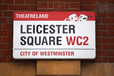Londra, İngiltere - 6 Temmuz 2016: Londra, İngiltere Leicester Sqaure Theatreland işareti. Londra metro, bölgede yaşayan 13 milyon kişi ile İngiltere'de en kalabalık kentidir.