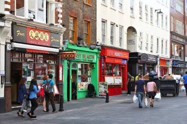Londra, İngiltere - 6 Temmuz 2016: İnsanlar Chinatown Londra bölge, İngiltere'de ziyaret edin. İngiltere'de 433,000 İngiliz Çin halkının bir azınlık.