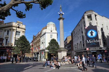 Londra, İngiltere - 6 Temmuz 2016: Londra, İngiltere'de Cambridge tiyatro tarafından insanlar yürümek. Londra'nın West End ünlü tiyatro ilçesidir.