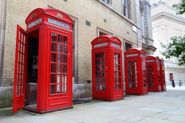 ロンドン イギリスの赤い電話ボックス行 — ストック写真