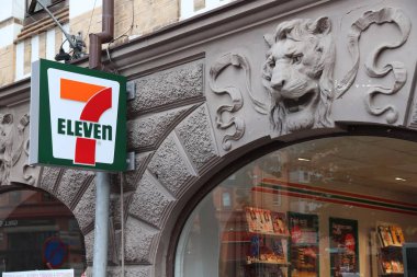 Göteborg, İsveç - 26 Ağustos 2018: 7-Eleven Gothenburg, İsveç markette. 7-eleven fazla 46,000 mağazaları ile Mağazalar Dünya'nın en büyük lisans mı.