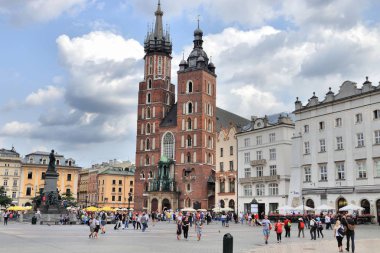 Krakow, Polonya - 28 Ağustos 2018: İnsanlar Rynek Meydanı, Krakow, Polonya ziyaret edin. Krakow tarihi merkezi bir Unesco Dünya Mirası olduğunu.