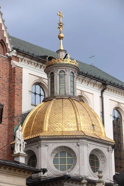 ポーランドのクラクフ市 ヴァヴェル大聖堂 ヴァヴェル城でロイヤルのペテロ教会 ジギスムントの黄金の礼拝堂の屋根 Kaplica Zygmuntowska — ストック写真