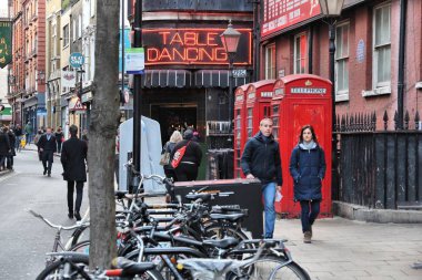 Londra, İngiltere - 23 Nisan 2016: İnsanlar büyük yel değirmeni Street Londra West End tiyatro bölgesi içinde ziyaret edin. Metro, bölgede yaşayan 13 milyon kişi ile İngiltere'de en kalabalık kentidir.