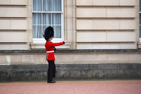 London April 2016 Queen Guard Soldier Stands Front Buckingham Palace — Stock Photo, Image