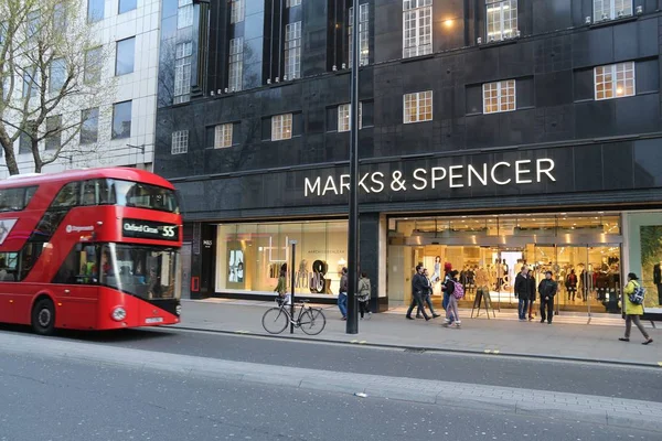 2016年4月23日 人们在伦敦牛津街的马克斯和斯宾塞商店购物 牛津街每天约有50万游客 320家商店 — 图库照片