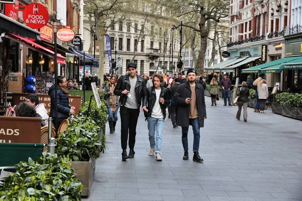 London Wielka Brytania Kwietnia 2016 Ludzie Odwiedzić Irving Street Londynie — Zdjęcie stockowe
