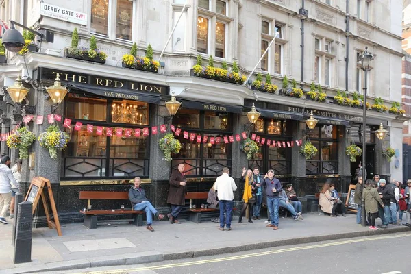 2012年4月23日 人们参观了伦敦的红狮酒店 这是典型的伦敦酒吧 伦敦有七千多家酒馆 — 图库照片