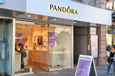 Nürnberg, Almanya - 7 Mayıs 2018: İnsanlar Pandora takı mağazasında alışveriş caddesi Nuremberg, Almanya Karolinenstrasse tarafından yürüyüş.