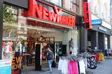 Nürnberg, Almanya - 7 Mayıs 2018: İnsanlar New Yorker moda mağazasında alışveriş caddesi Nuremberg, Almanya için Karolinenstrasse ziyaret edin.