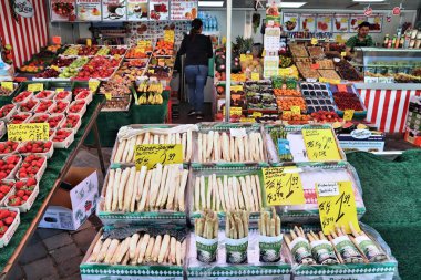 Nürnberg, Almanya - 8 Mayıs 2018: Yerel sebze pazarı Nuremberg, Almanya, kuşkonmaz. Nürnberg orta Franconia içinde yer alır. Burada 511,628 insanlar yaşıyor.