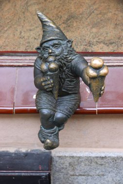 Wroclaw, POLAND - 11 Mayıs 2018: Wroclaw, Polonya 'da dondurma cücesi ya da cüce heykeli. Wroclaw 'ın şehirde 350 cüce heykeli var..