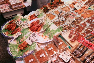 Kyoto, Japonya - 27 Kasım 2016: Japon deniz gıda lezzetleri Nishiki Market Kyoto, Japonya. Kyoto popüler geleneksel gıda pazarında Nishiki olduğunu.