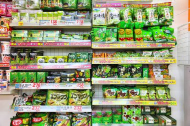 Kyoto, Japonya - 27 Kasım 2016: yeşil çay aromalı matcha tatlılar ve aperatifler Nishiki Market Kyoto, Japonya. Kyoto popüler geleneksel gıda pazarında Nishiki olduğunu.