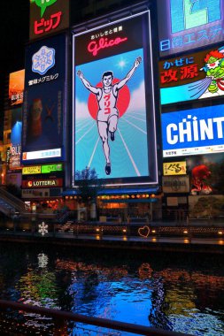 Osaka, Japonya - 21 Kasım 2016: Gece ışıkları ve kaçışını Dotonbori Osaka, Japonya alanında. Dotonbori Osaka city ana eğlence alanıdır.