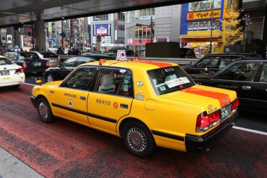 Tokyo, Japonya - 1 Aralık 2016: Tokyo, Japonya Roppongi bölgesinde taksi sürücüleri. Tokyo Japonya sermaye şehir olduğunu. Onun metro alanında 37.8 milyon kişi yaşıyor.