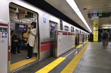 Tokyo, Japonya - 30 Kasım 2016: İnsanlar Toei metro Tokyo bekleyin. Toei metro ve Tokyo Metro 285 istasyonları ve günlük 8.7 milyon kullanıcı var..