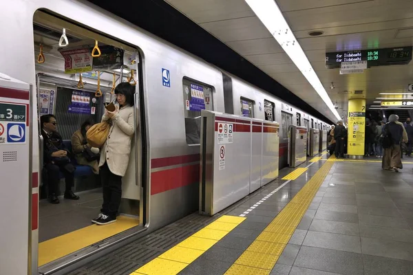 Tokyo, Japonya - 30 Kasım 2016: İnsanlar Toei metro Tokyo bekleyin. Toei metro ve Tokyo Metro 285 istasyonları ve günlük 8.7 milyon kullanıcı var..