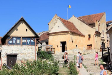 Transilvanya, Romanya - 21 Ağustos 2012: İnsanlar Transilvanya bölgesinde Romanya'nın merkezine kale ziyaret edin. Merkezine Kalesi Ortaçağ tarihi bir anıt yıl 1225 olduğunu.