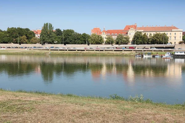 Szeged manzarası - sabah görünümü okul binası ve Tisza Nehri olan Macaristan bir şehirde.