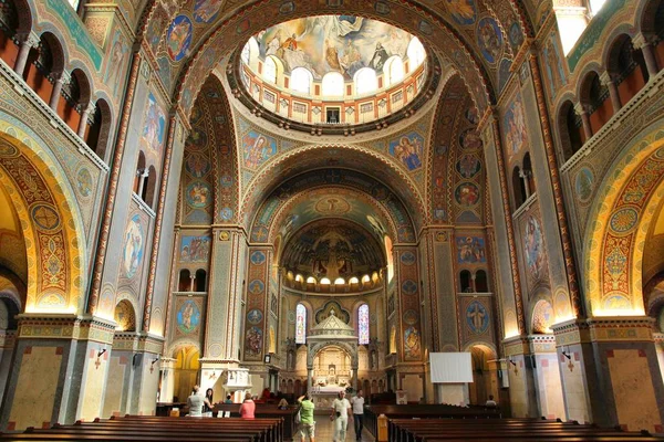 匈牙利塞格德 2012年8月13日 人们参观匈牙利塞格德的 Vooty 它是匈牙利第四大教堂 它在1930年完成 — 图库照片